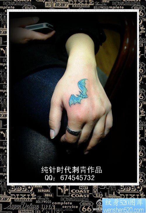 女人手部彩色小蝙蝠纹身图片