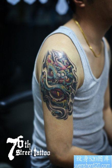 手臂潮流漂亮的狮头纹身图片