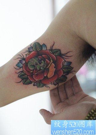 男生手臂潮流流行的玫瑰花纹身图片