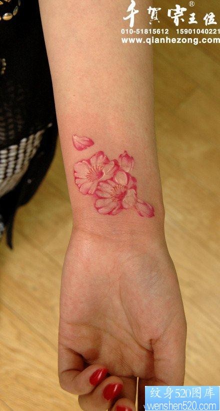 女人手腕漂亮精美的彩色花卉纹身图片