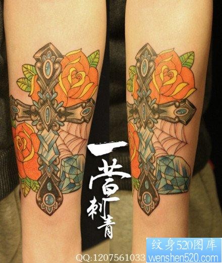 女人手臂精美的十字架钻石纹身图片