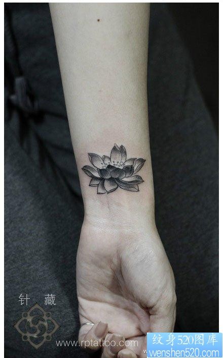 女人手腕处唯美的黑白莲花纹身图片