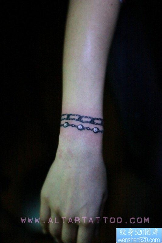唯美精美的美女手腕手链纹身图片