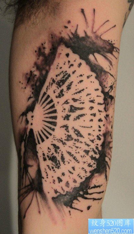 手臂时尚经典一幅水墨扇子纹身图片