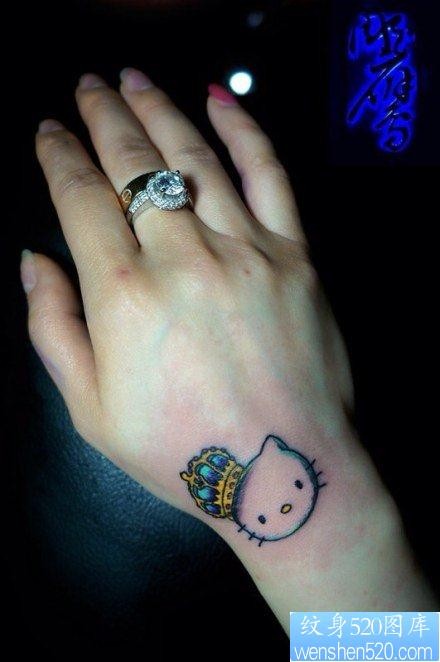 女人手腕可爱的猫咪与皇冠纹身图片