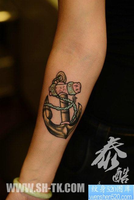 女人手臂时尚小巧的船锚纹身图片