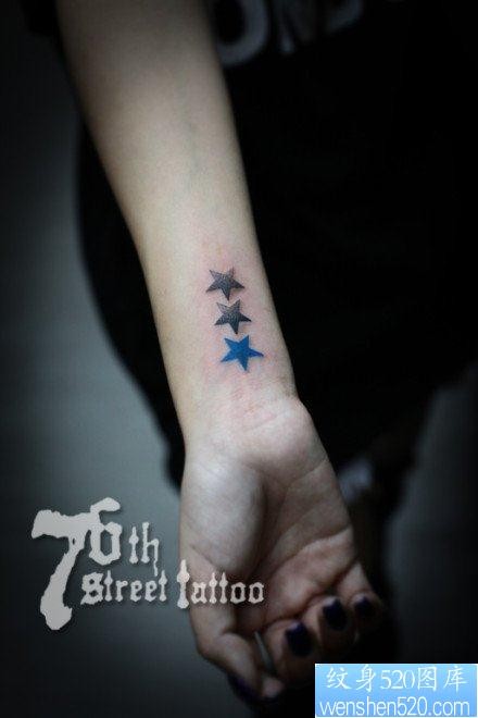 女人小手臂小巧精美的五角星纹身图片