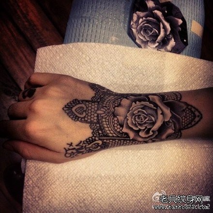 女人手腕唯美精美的玫瑰花与蕾丝纹身图片