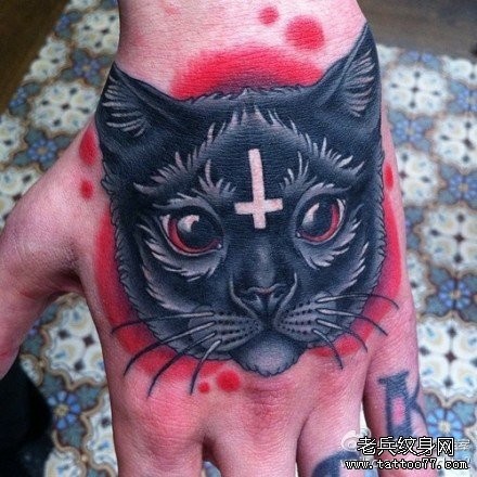 手臂潮流时尚的猫咪纹身图片