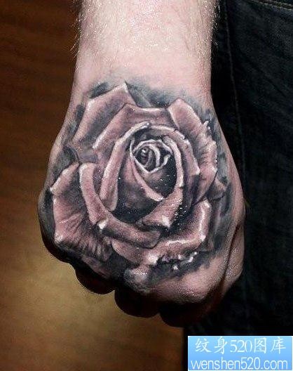 手背一幅潮流经典的黑白玫瑰纹身图片