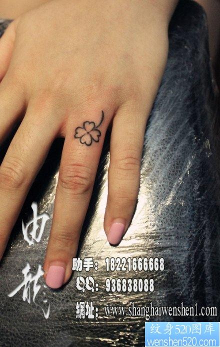 女人手指小巧经典的四叶草纹身图片