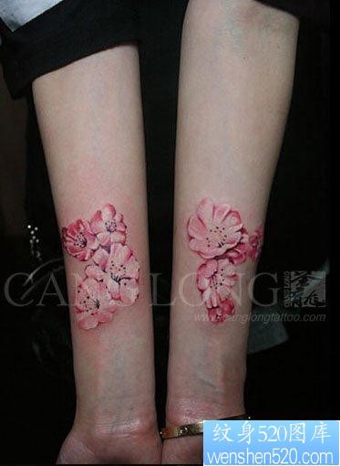女人手臂漂亮唯美的彩色桃花纹身图片