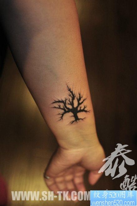 女人手腕小巧时尚的图腾树纹身图片