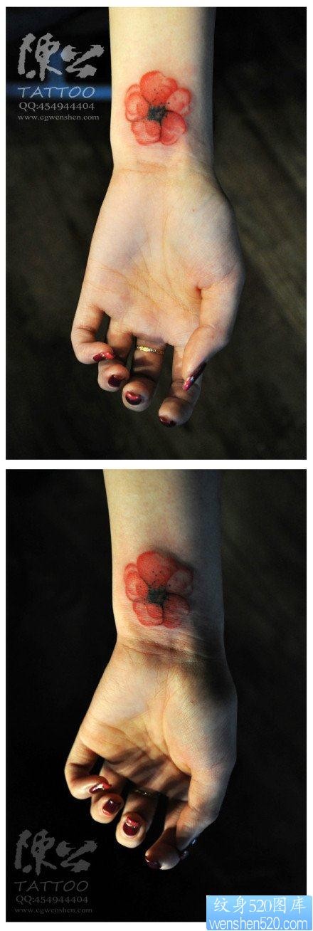 女人手腕小巧精美的小花卉纹身图片