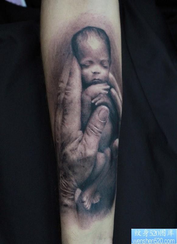 小臂上一幅可爱的婴儿纹身作品