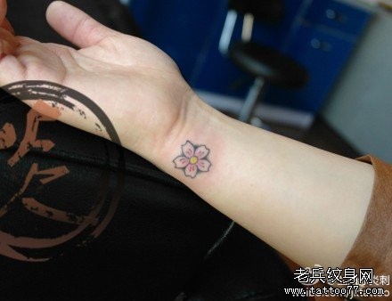 女人手腕小巧精美的樱花纹身图片