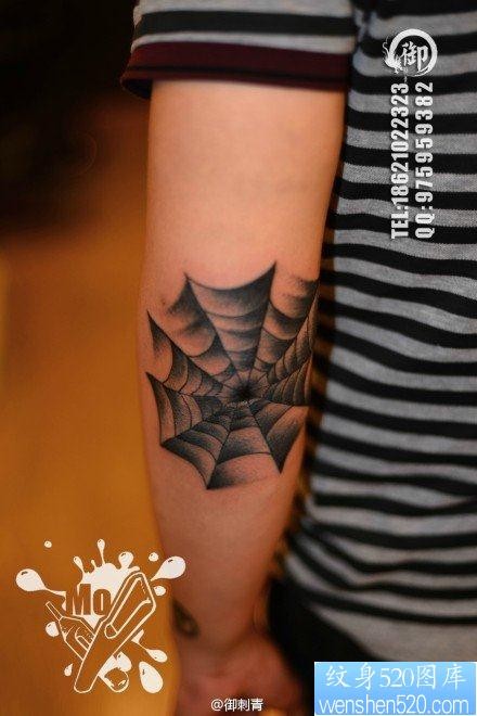 手臂胳膊肘经典潮流的蜘蛛网纹身图片