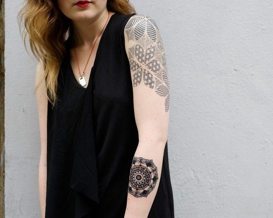 女性手臂图腾纹身