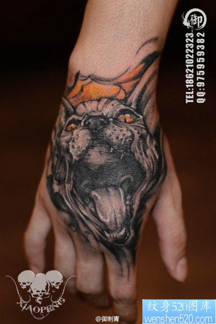 手背潮流很酷的一幅猫头纹身图片