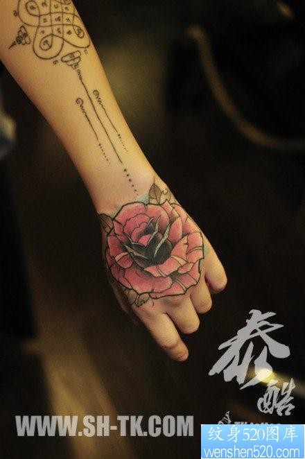 女人手背精美潮流的玫瑰花纹身图片
