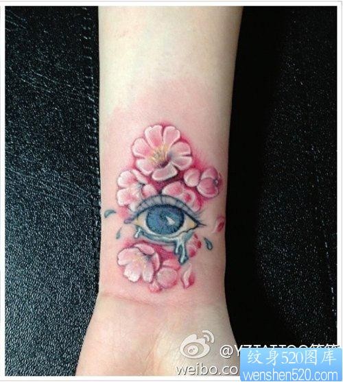 女人手腕精美潮流的眼睛花卉纹身图片