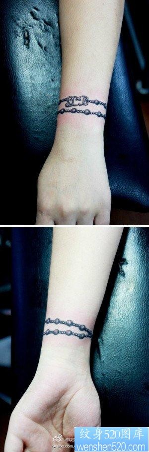 女人手腕小巧精美的黑白手链纹身图片