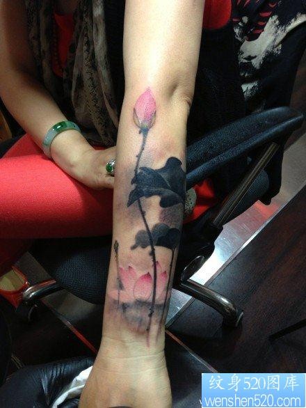 女人手臂时尚唯美的水墨莲花纹身图片