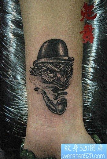 女人手腕流行潮流的猫头鹰纹身图片