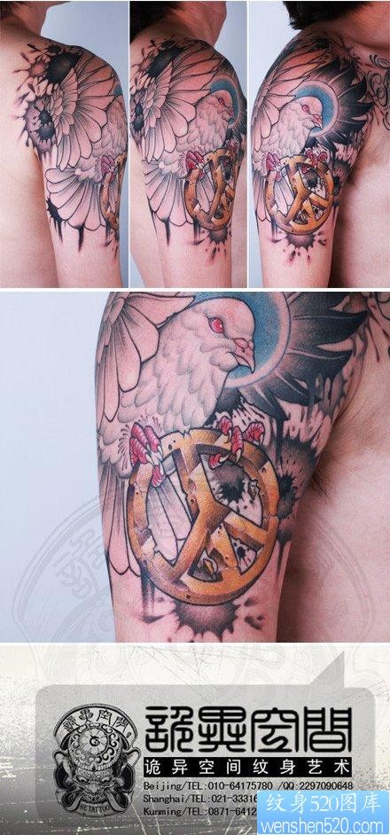 手臂经典很酷的白鸽与反战符号纹身图片