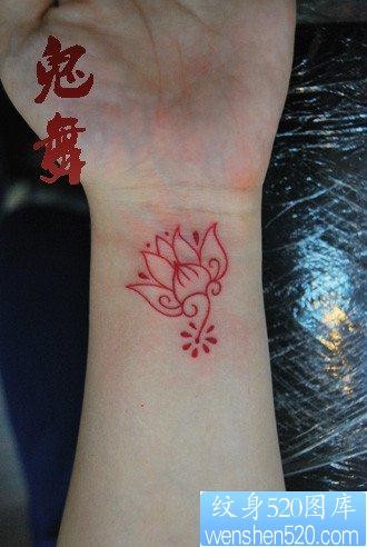 女人手腕小巧时尚的线条莲花纹身图片