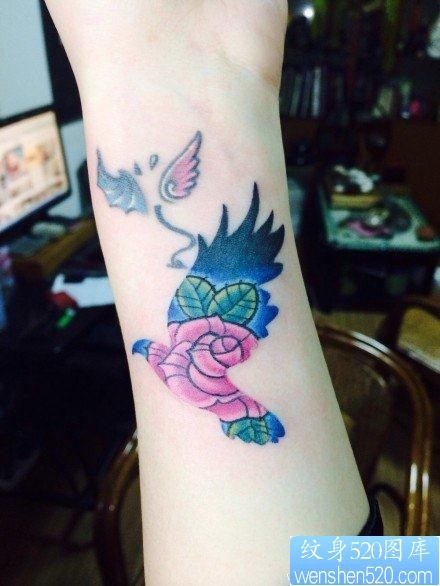 女人小手臂小鸟玫瑰花纹身图片