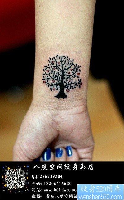 女人手腕小巧精美的小树纹身图片