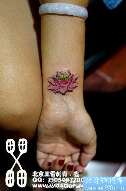 女人手腕小巧精美的粉莲花纹身图片