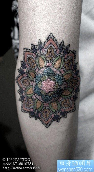 手臂时尚好看的图腾花卉纹身图片