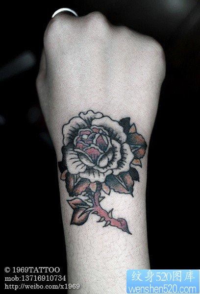 女人手腕唯美的玫瑰花纹身图片