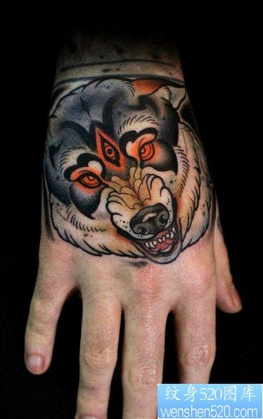 手背上一幅欧美狼头纹身图片
