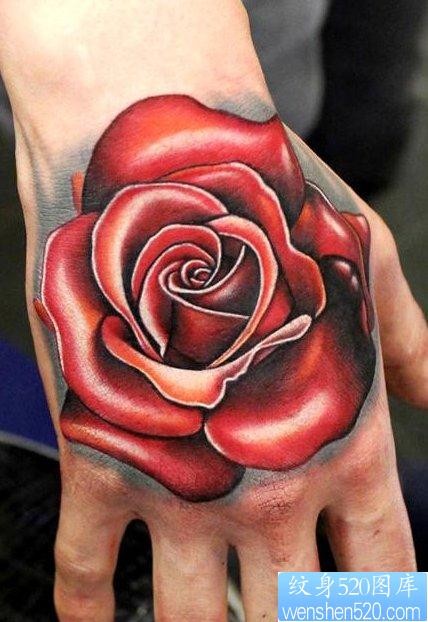 手背上一幅超立体玫瑰花纹身图片