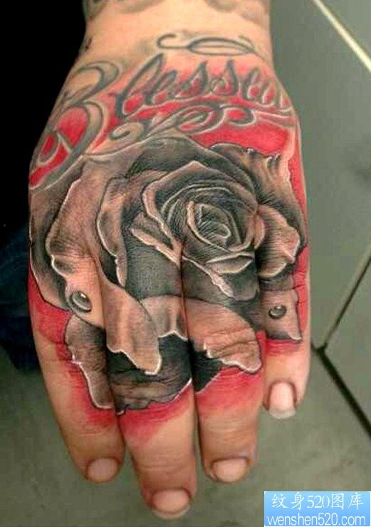 手背上一幅个性的玫瑰花纹身图片