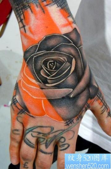 手背上一幅漂亮的玫瑰花纹身图片