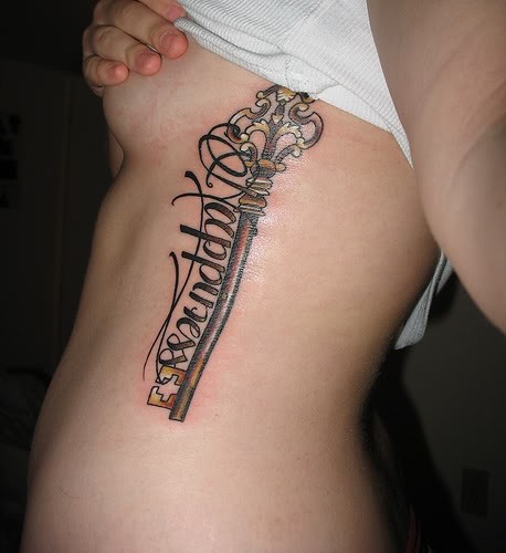 女性肋部好看的英文钥匙纹身