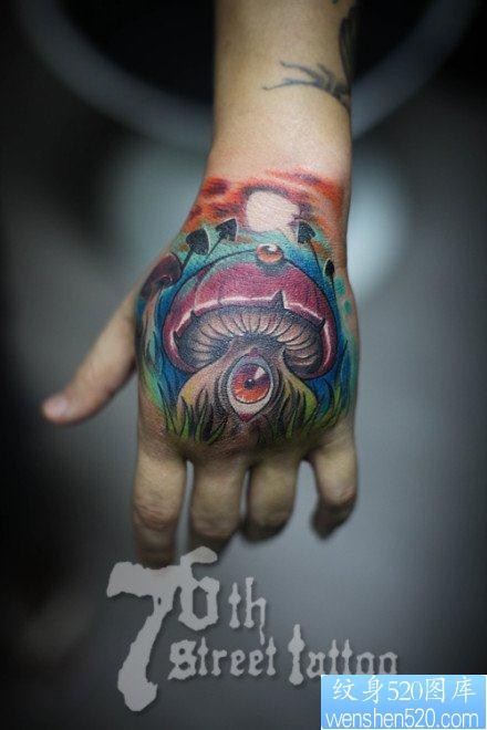 手背一幅长眼睛的蘑菇纹身图片