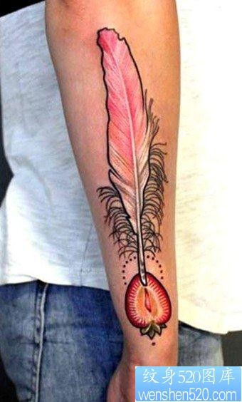 手臂上一幅粉红羽毛纹身图片