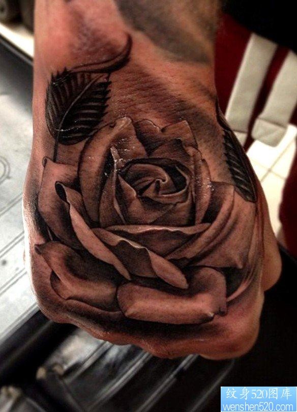 手背上一幅素描立体玫瑰花纹身图片