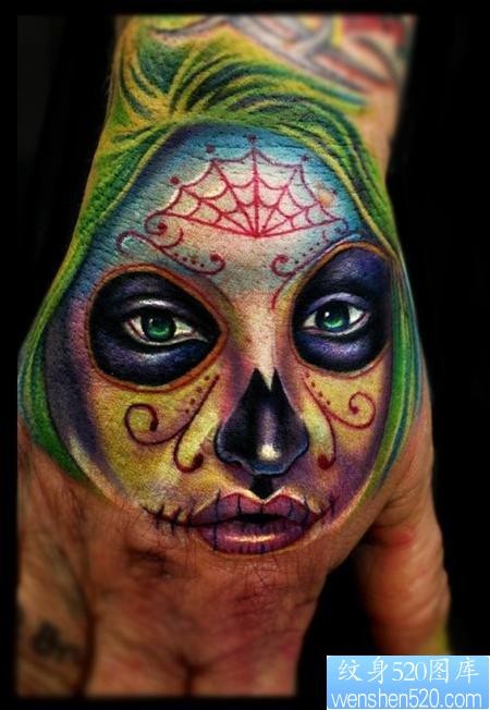 手背上一幅彩色的死亡女郎纹身图片