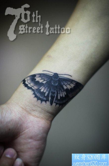 手腕时尚唯美的黑白蝴蝶纹身图片