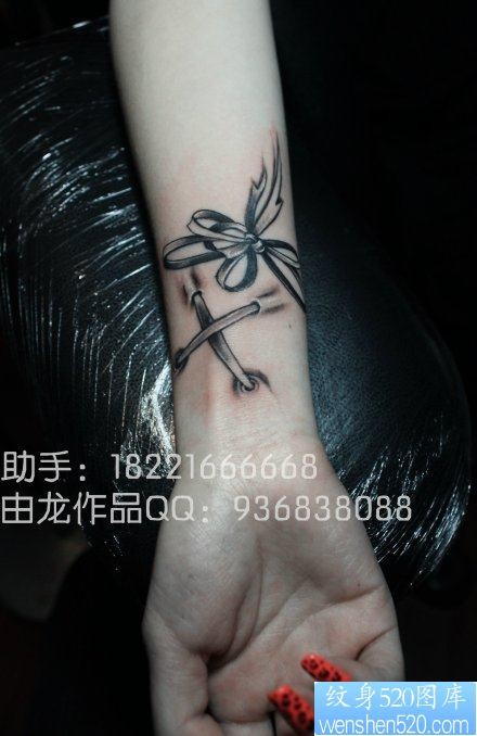 女人手腕唯美潮流的黑白蝴蝶结纹身图片