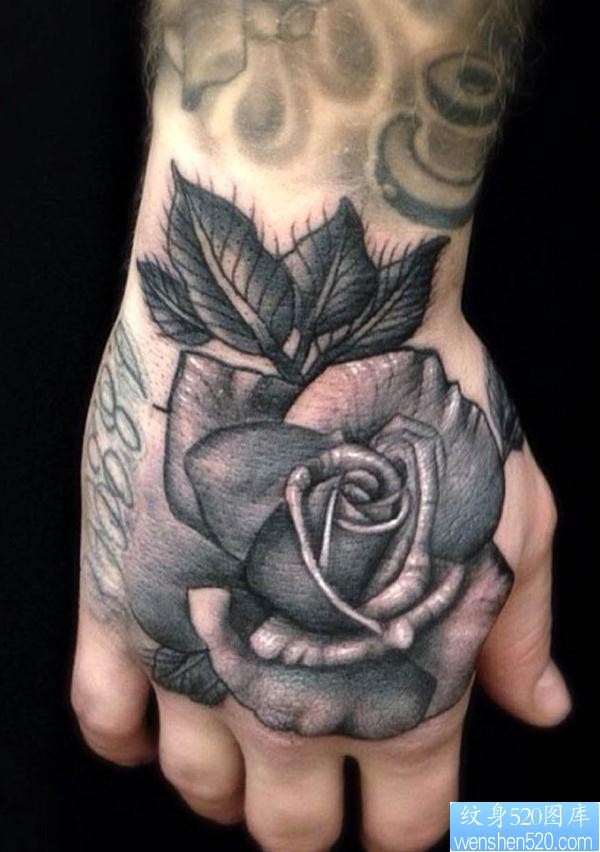 手背上一幅潮流玫瑰花纹身图片