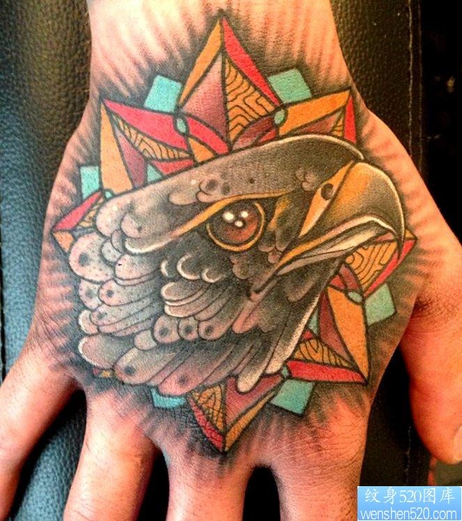 手背上一幅欧美老鹰纹身图片