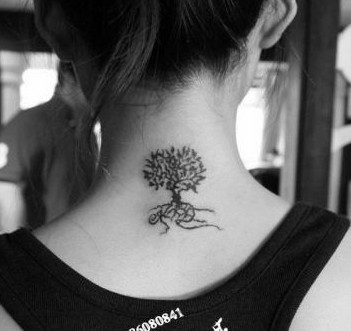 女性颈部小树刺青