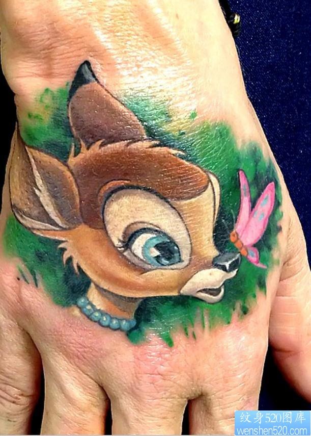 手背上一幅可爱的梅花鹿纹身图片
